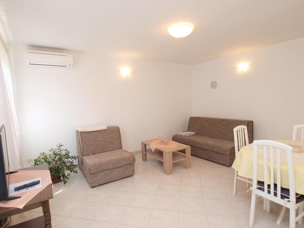 Apartments Milan 1457 Ровин Екстериор снимка