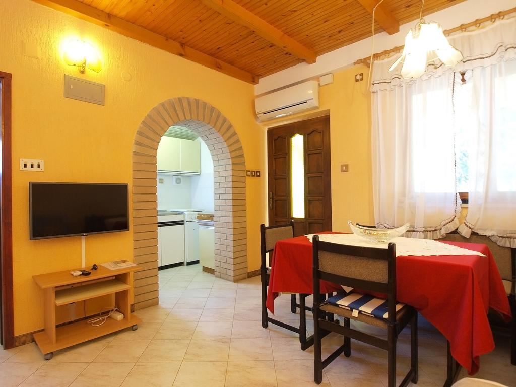 Apartments Milan 1457 Ровин Екстериор снимка